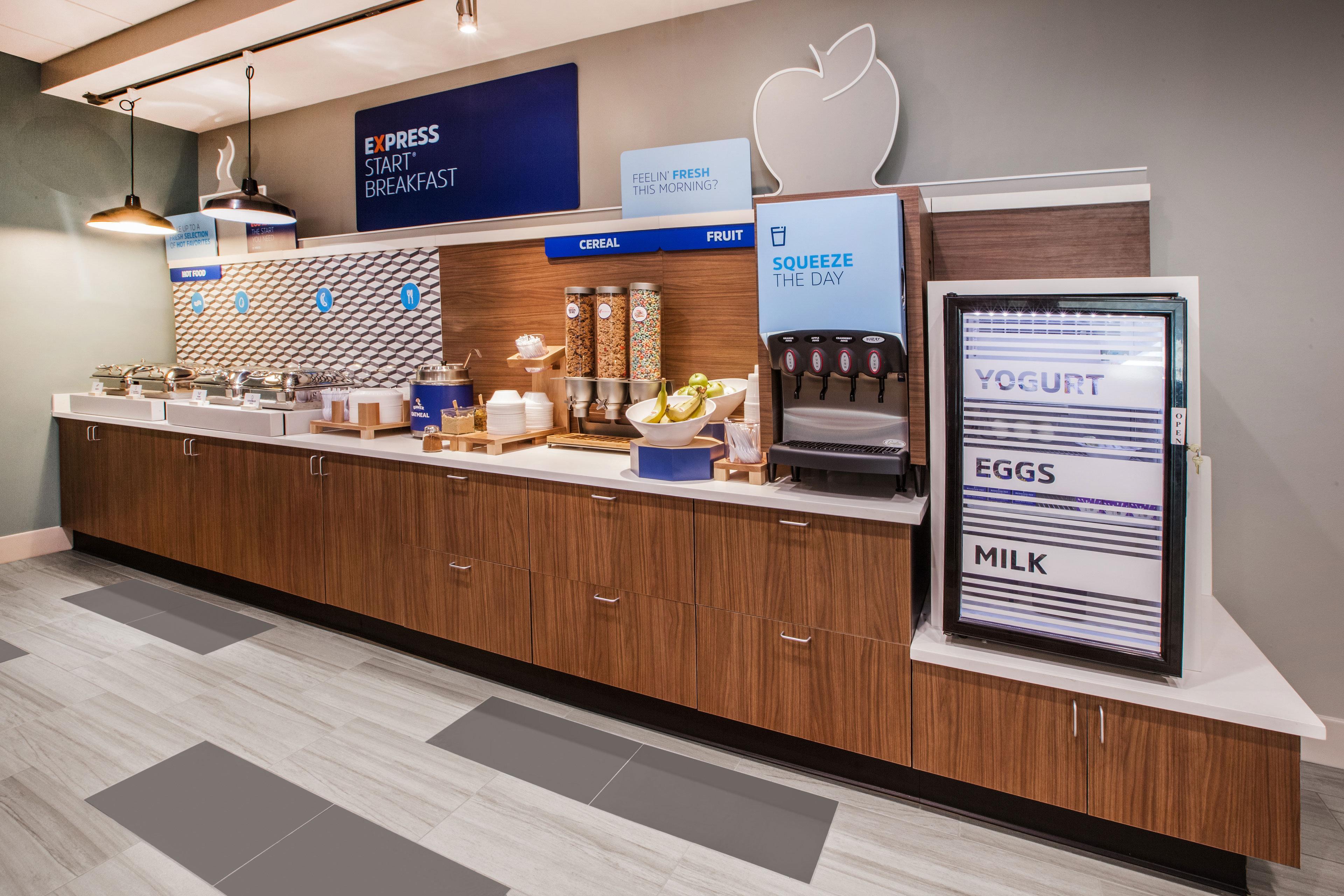 Holiday Inn Express Hotel & Suites Salina By Ihg Exterior foto