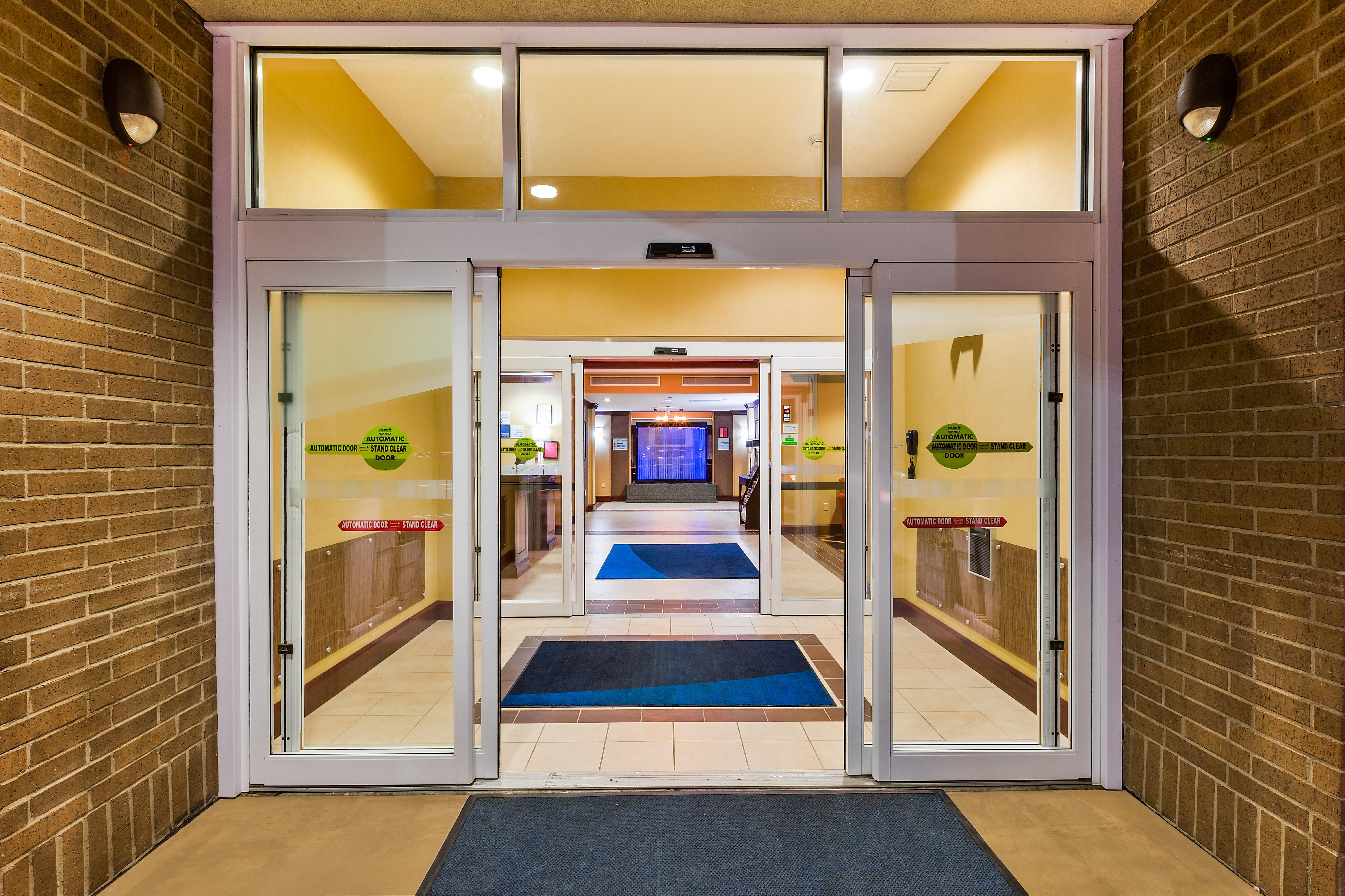 Holiday Inn Express Hotel & Suites Salina By Ihg Exterior foto