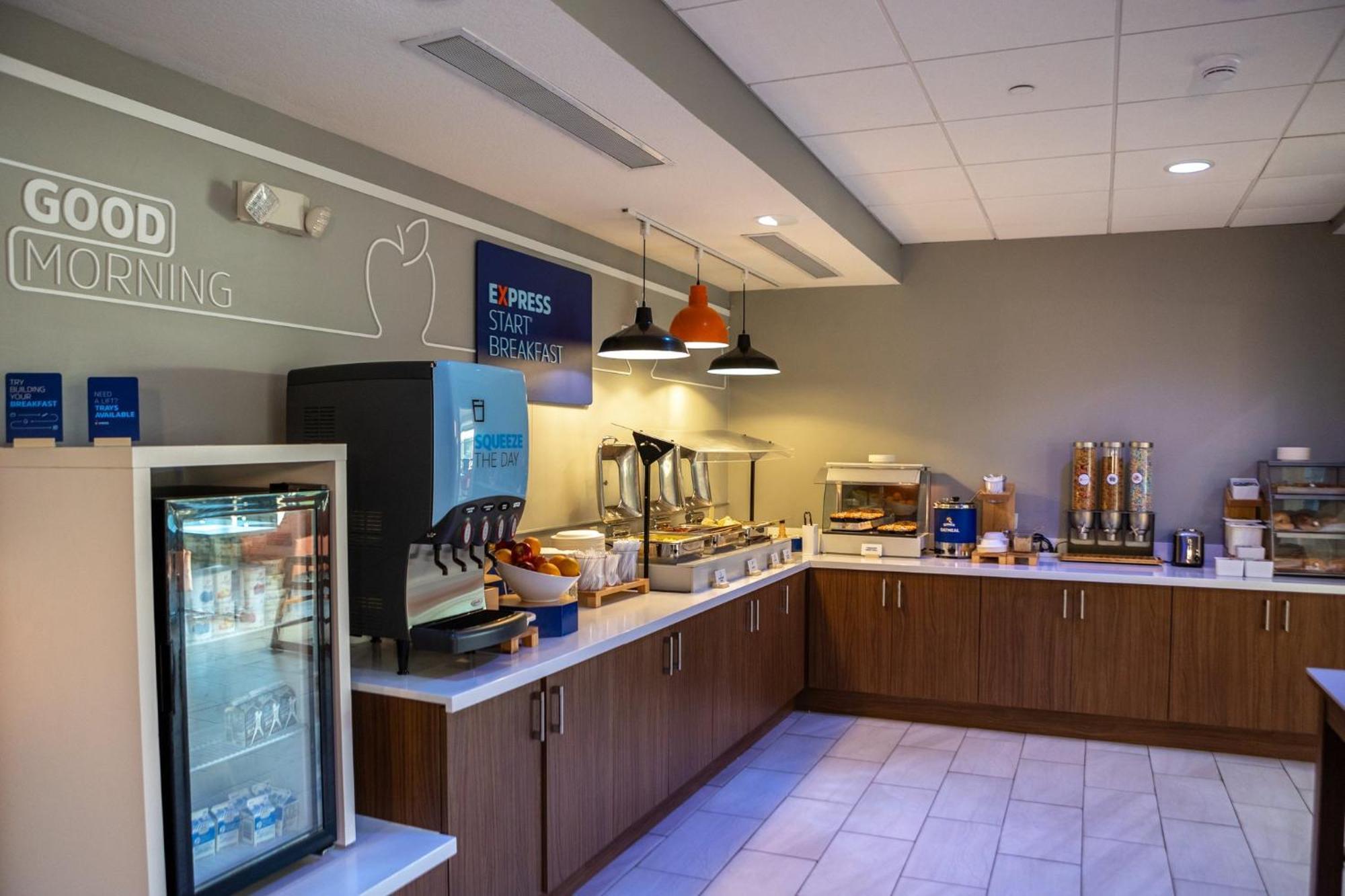 Holiday Inn Express Hotel & Suites Salina By Ihg Exterior foto