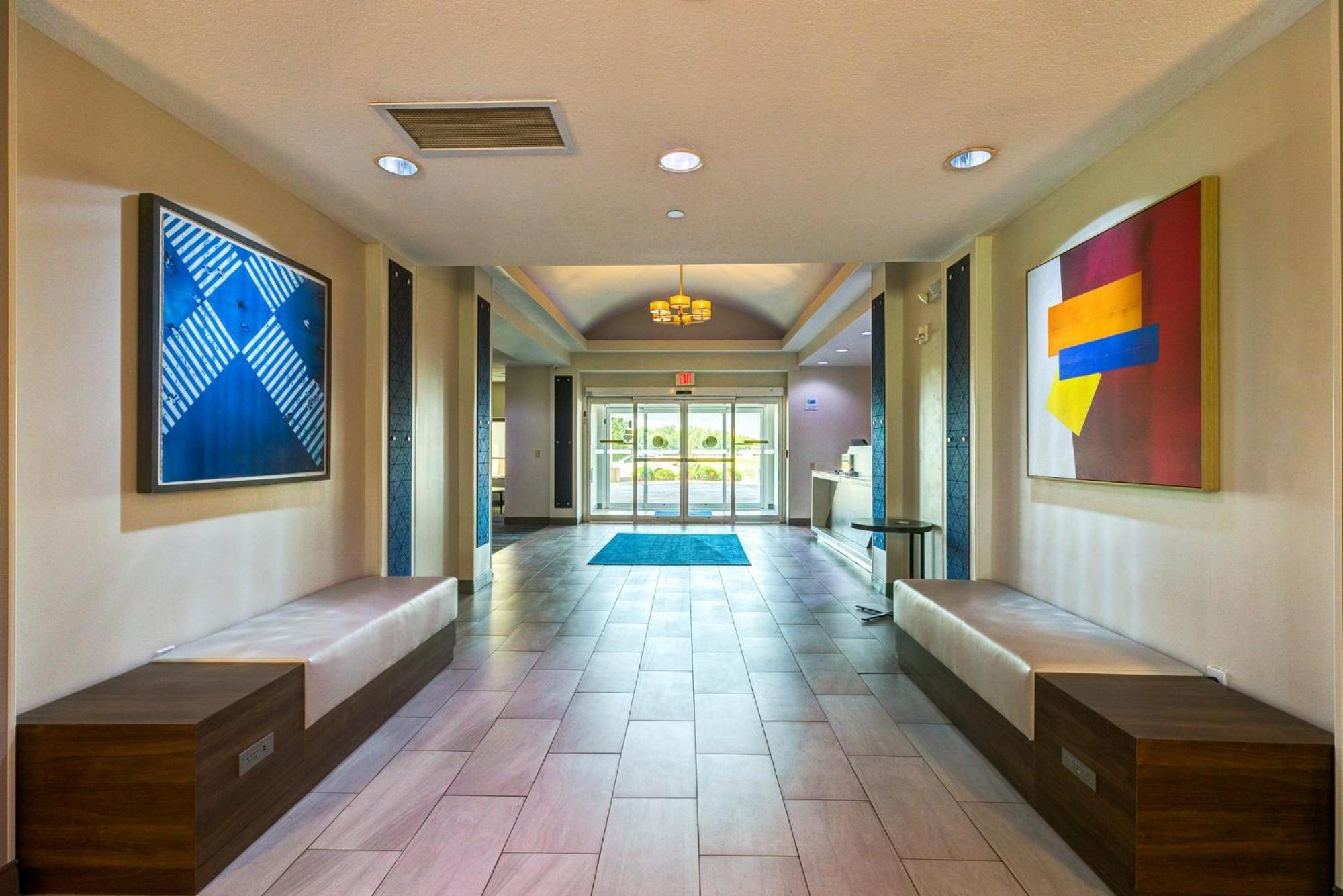 Holiday Inn Express Hotel & Suites Salina By Ihg Exterior foto