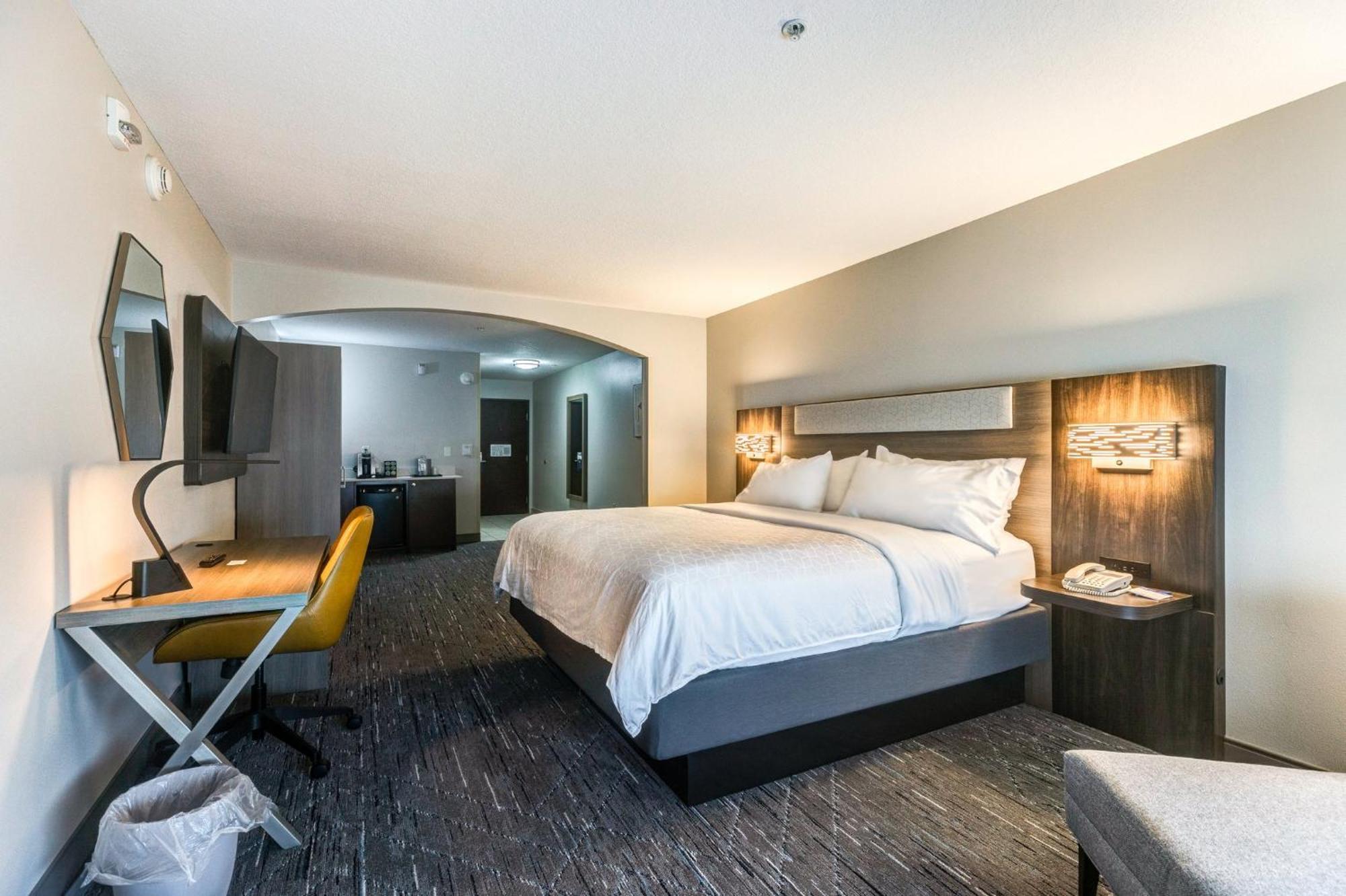 Holiday Inn Express Hotel & Suites Salina By Ihg Exterior foto