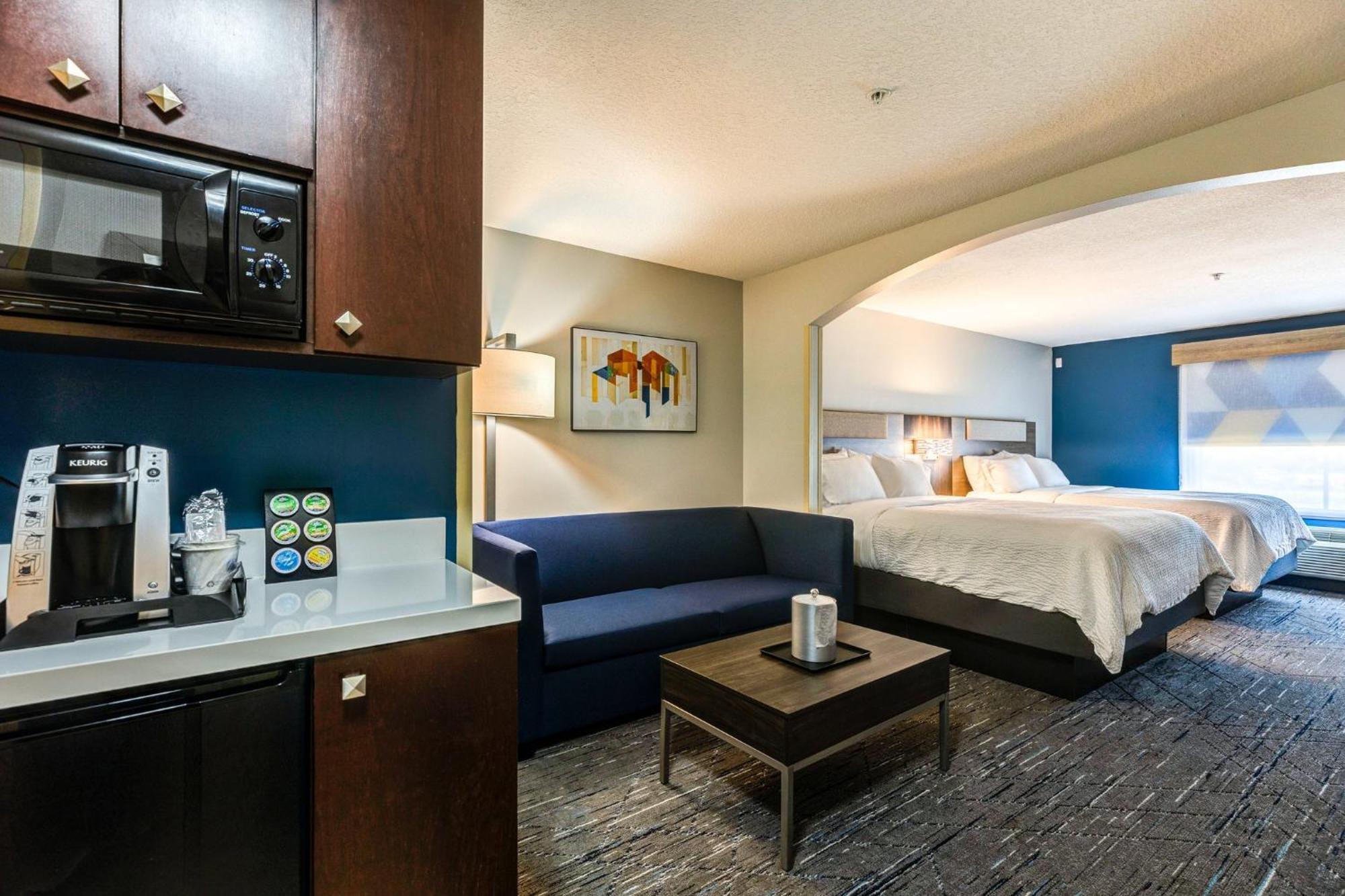 Holiday Inn Express Hotel & Suites Salina By Ihg Exterior foto