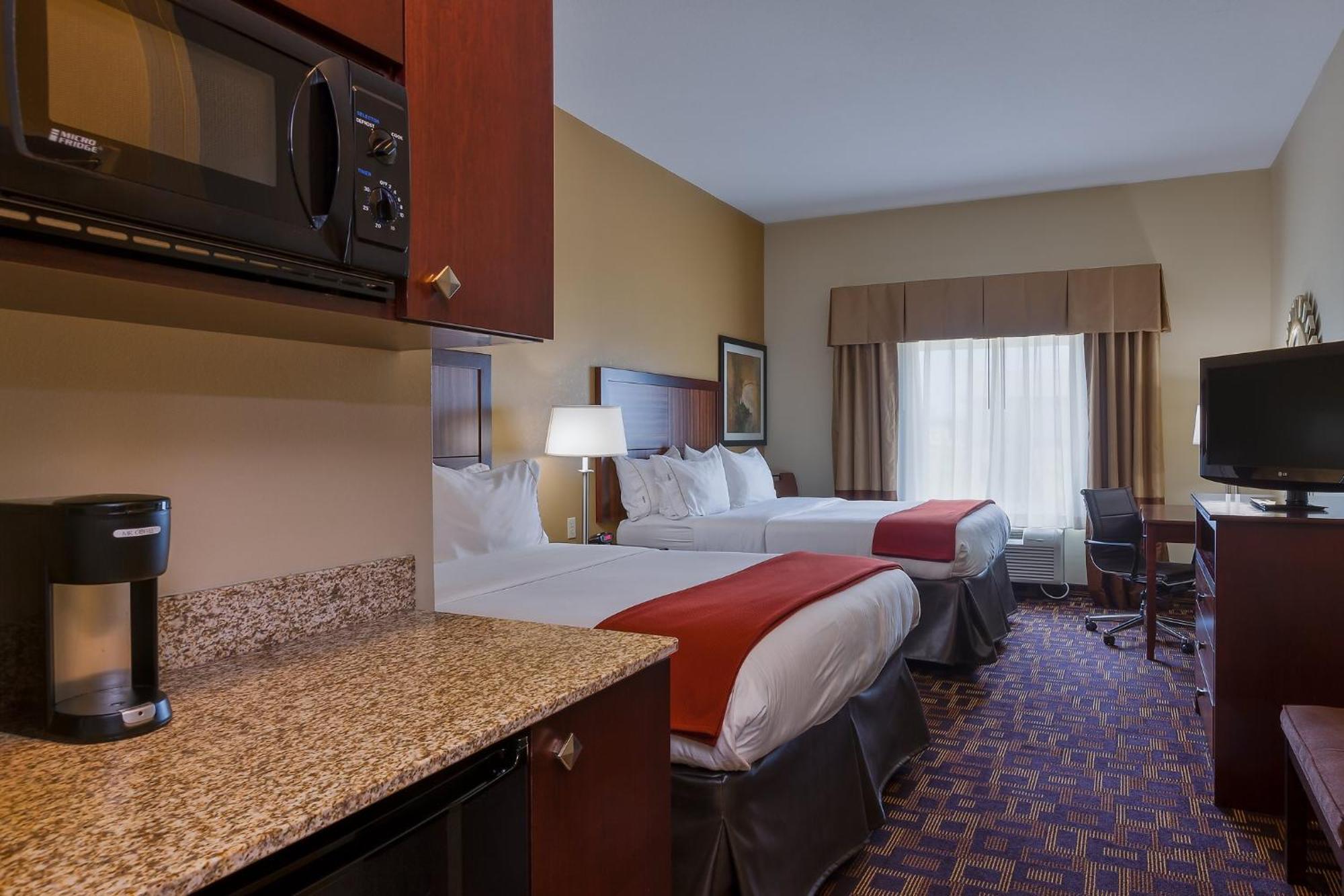 Holiday Inn Express Hotel & Suites Salina By Ihg Exterior foto