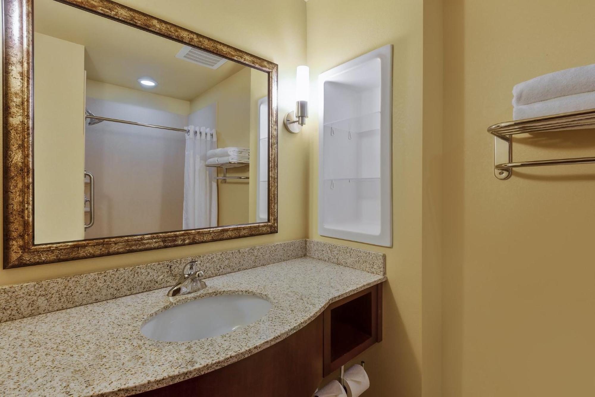 Holiday Inn Express Hotel & Suites Salina By Ihg Exterior foto