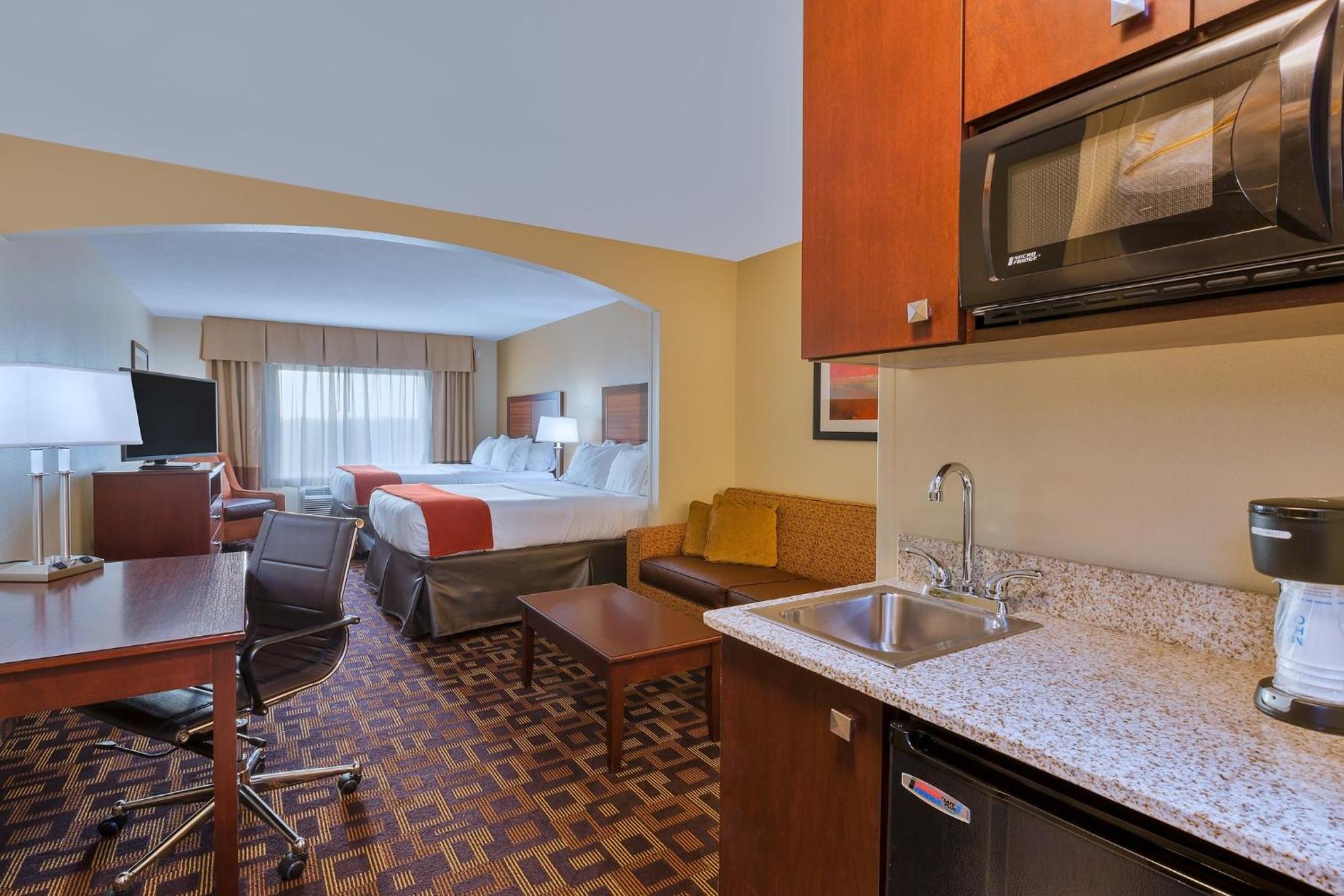 Holiday Inn Express Hotel & Suites Salina By Ihg Exterior foto