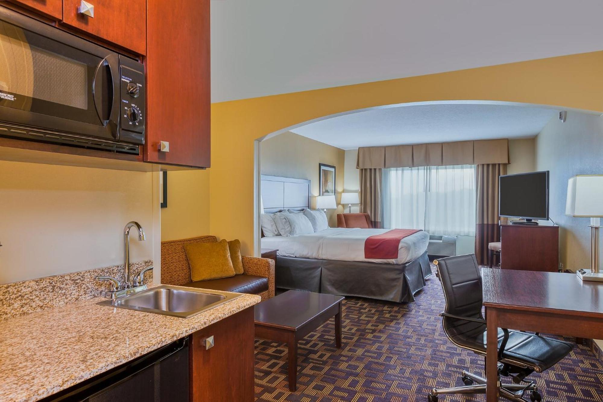 Holiday Inn Express Hotel & Suites Salina By Ihg Exterior foto