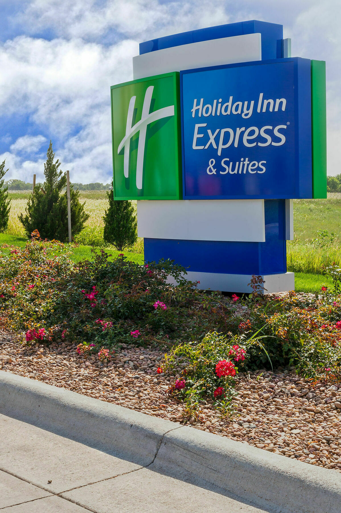 Holiday Inn Express Hotel & Suites Salina By Ihg Exterior foto