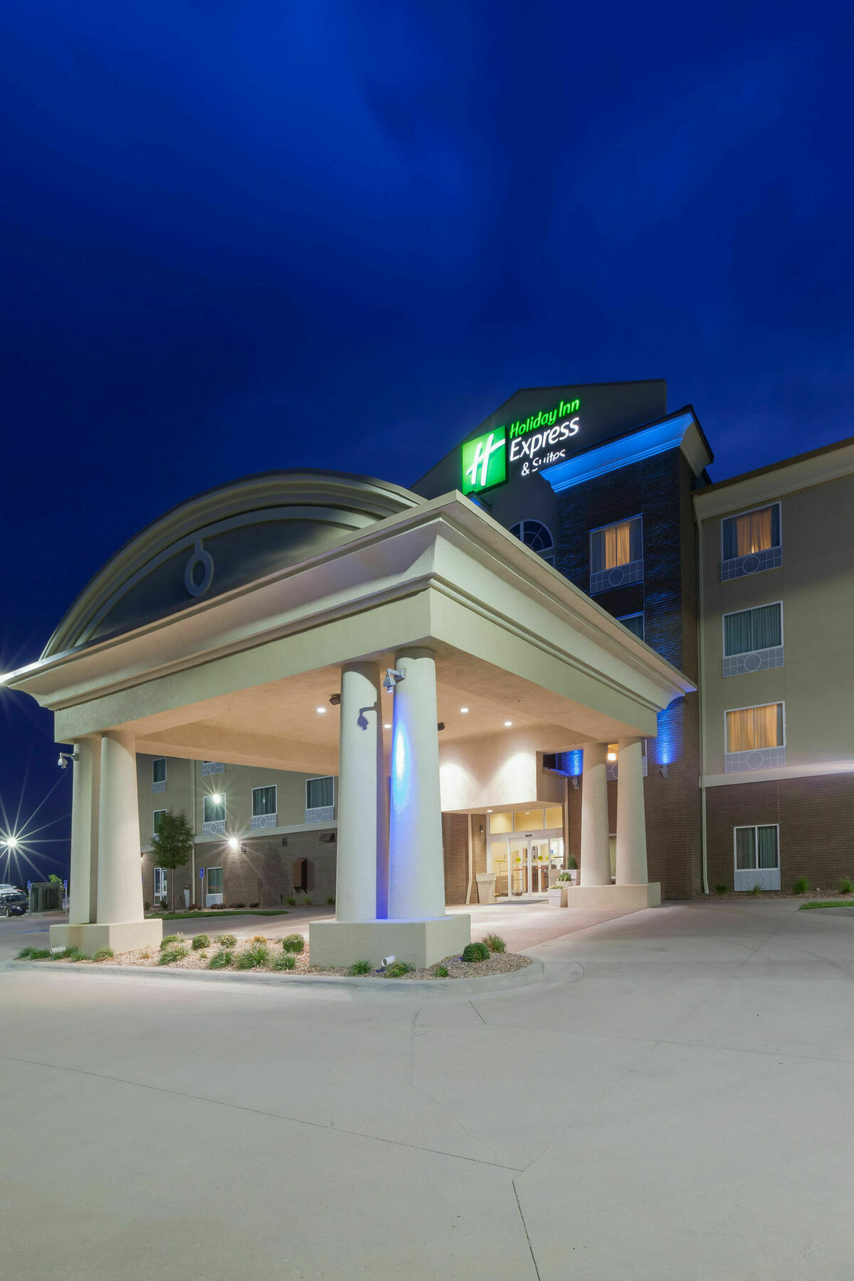 Holiday Inn Express Hotel & Suites Salina By Ihg Exterior foto